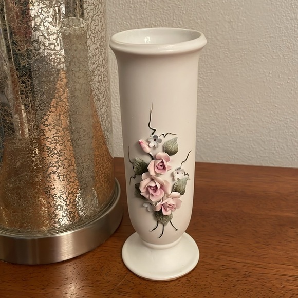 Vintage Lefton China Porcelain Floral Vase with Flower Accents Marked YK829 - Picture 9 of 9